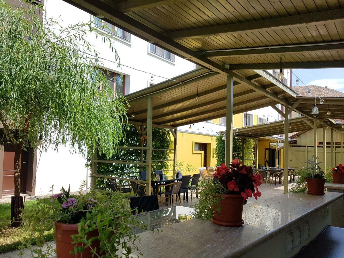 Hotel Dacor Орэштие Экстерьер фото